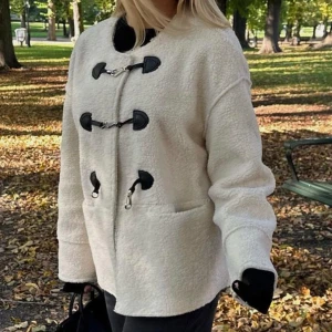 Vit jacka  - Vit jacka från MQ, märket Dobber. Väldigt fint skick, använd ett fåtal gånger. 