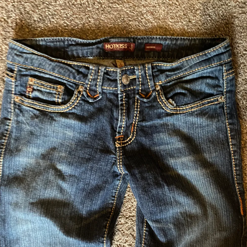 Lågmidjade bootcut jeans från hotkiss💝 Köpta på beyond retro🙏. Jeans & Byxor.