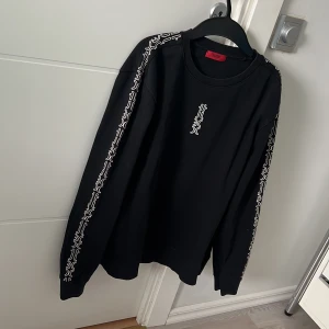 Den är i väldigt bra skick och har knappast används.  - Hugo Boss  Storlek: M  Färg: Svart 