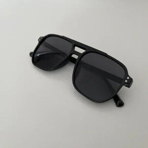 Solglasögon  - Säljer just nu dessa feta brillor inför sommaren☀️som finns i tre olika färger och kostar endas 149kr, hör av dig vid minsta lilla fundering! Skickas spårbart via PostNord!📬