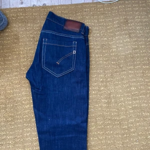 Dondup Georg  - Tjena! Säljer nu mina riktigt feta dondup Jeans pga att dom är för korta för mig. Skicket på jeansen är väldigt bra och dom kostar runt 3000 nya. Därför är detta dunderpris. Tveka inte på att höra av dig! (MÖRKARE I VERKLIGHETEN, ljuset lyser på bild