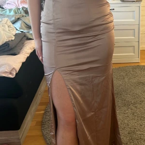 Balklänning  - Balklänning från Nelly, endast använd en gång, jag är 175cm för referens. 