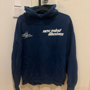Hoodie - Knappt använd, snyggt tryck på ryggen