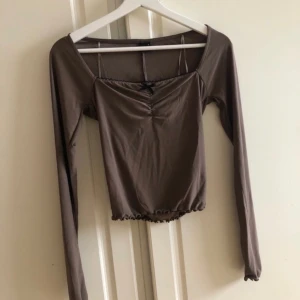 Söt topp  - Söt långärmad topp med fina detaljer