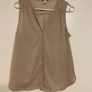 Linne strl S - Säljes i begagnat skick. Noppor finns, se bilder. Kolla in mina andra annonser för samfrakt!