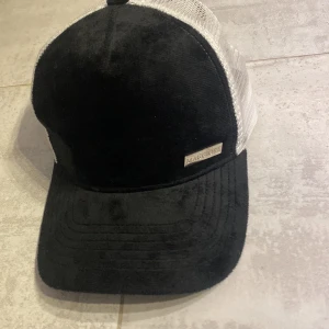 Maggior keps - Knappt använd maggiore keps fett Nice keps säljer den för att ha råd med ett Pc! Köpte den för 900