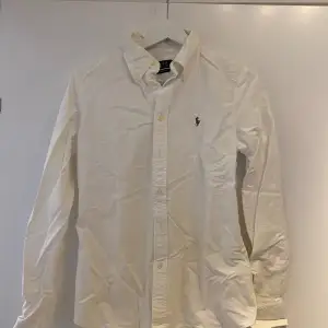 Jättefin vit skjorta från Ralph Lauren. Använd 2ggr och tvättad en gång (därav skrynklig då den legat i en klädpåse efter tvätt) ord.pris ca 1400kr mer eller mindre
