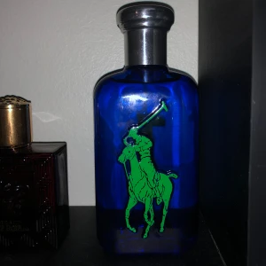Ralph lauren parfym (Big pony one) - En perfekt doft till sommaren och våren med med mycket citrus!⛱️🍋 Har bara testat den ett fåtal gånger men kändes inte riktigt som jag. Är även öppen för byten!  Kontakta mig vid minsta fundering! :) Köparen står för frakten!