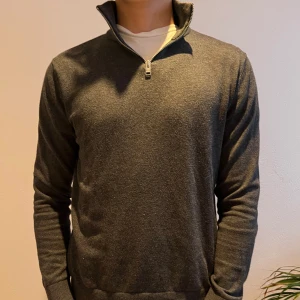 Overshirt  - Skön och basic Overshirt. Perfekt i skolan, modellen på bilden är runt 180 cm.  