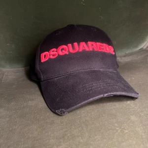 Dsquared 2 keps - Ovanlig Dsquared 2 keps köpt från NK för 1400 kr. Bra skick. Tveka inte att skriva ifall du undrar nått!