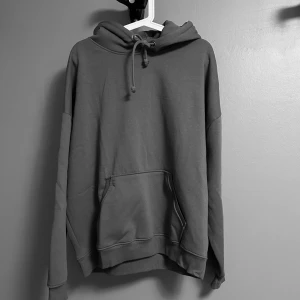 Hoodie - Endast använd 1 gång Aningen liten i storleken