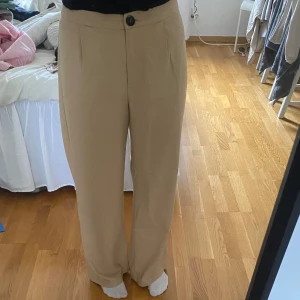 Byxor - Ett par beiga byxor som inte kommer till användning längre. 