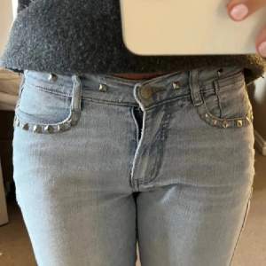 Jättefina lågmidjade jeans med nitar!🤍 lite trasiga längst ner på byxan