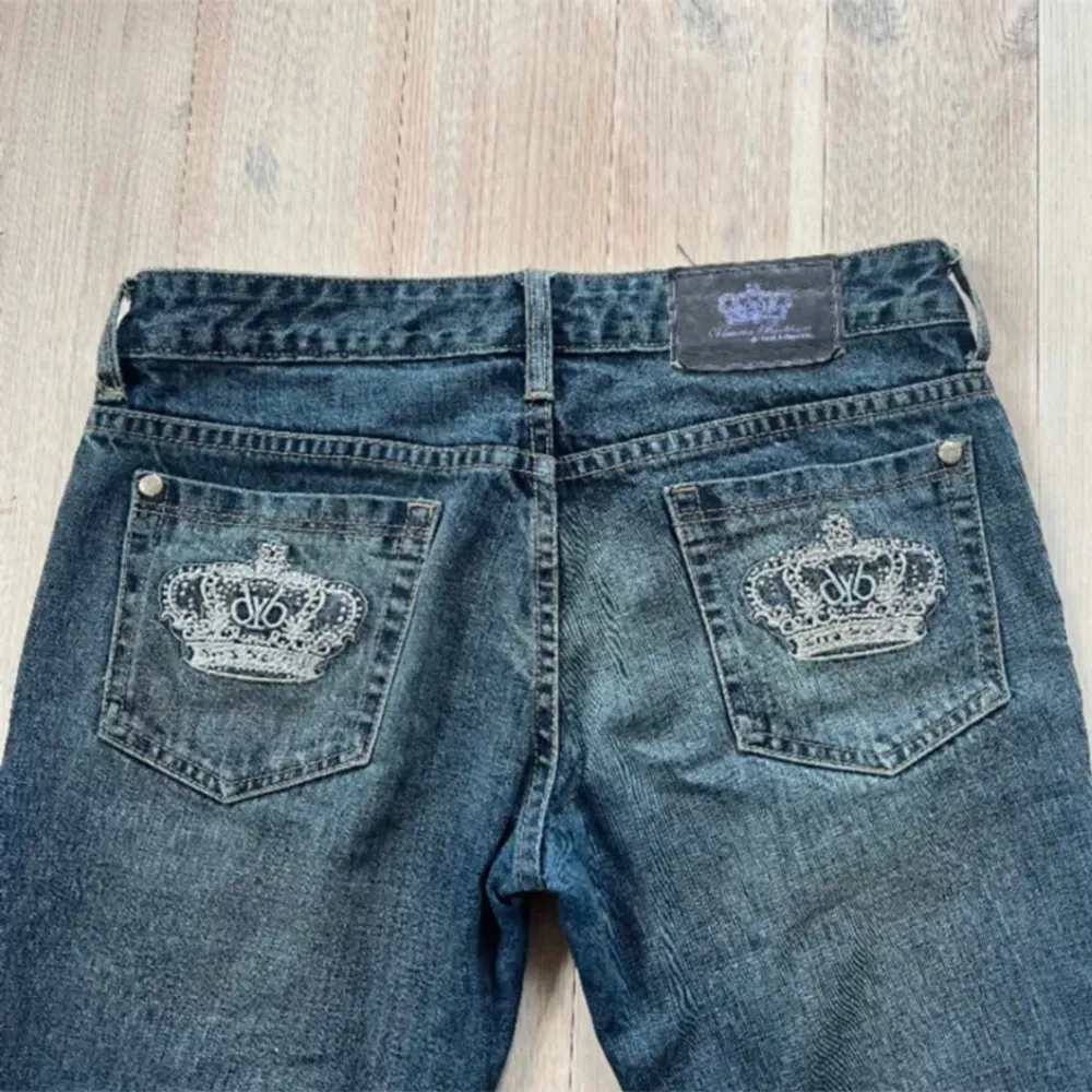 Victoria Beckham jeans, äkta såklart. Innerbens 78 cm. Midjemått 40 cm.  I engelska storlek så är den i storlek 32. . Jeans & Byxor.