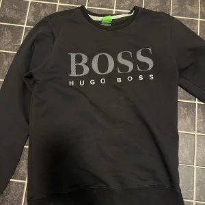 Boss tröja  - Tröjan har inga skador är i L men passar som både S-M