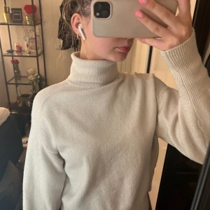 Polo tröja  - En vit beige polo tröja 