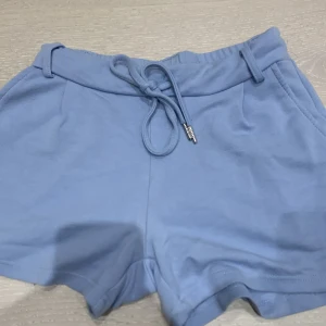 Shorts ifrån Amisu - Säljer dessa underbara shorts ifrån Amisu, köpte dessa för mer än ett år sedan och har aldrig kommit till användning. Dom är i jätte fint skick och har inga defekter. Skriv och skriv efter frågor och vi kan diskutera om priset. 