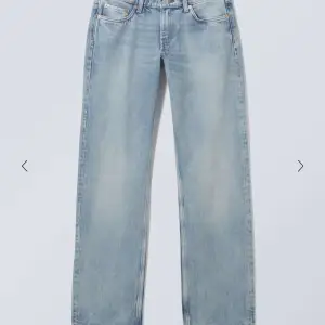 Säljer mina low waist arrow jeans från weekday! Mkt fint skick! Färgen säljs inte längre!