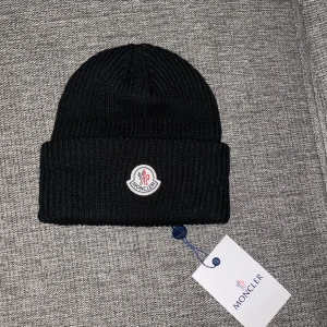 MONCLER MÖSSA - En mycket fin och oanvänd Moncler mössa. ONE SIZE  Har du frågor är det bara att höra av dig!