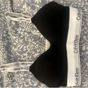 Calvin Klein bh - bhn är i nyskick, lite liten i storleken därför det är M men passar båda S och M