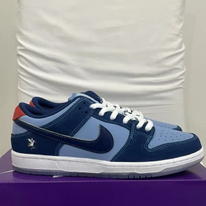 SB Dunk Low Pro ”Why so sad?” - Köpta från Farfetch för 4600 kr  Kvitto finns! Extremt bra skick! Storlek: 42.5