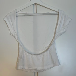 Öppen rygg  - Vit T-shirt med öppen rygg, sitter bra och faller inte av axlarna sol vissa kan göra ✨ helt ny 
