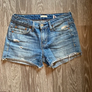 Snygga lågmidjade Levis shorts - Säljer för ett bra pris Fina och supersköna lågmidjade Levis shorts För stora för mig och i bra skick💥