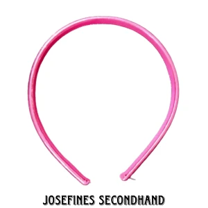 Rosa y2k hårband - Rosa hårband från 00-talet, har några skavanker men är i övrigt i bra skick. Kan skicka med brev, frakt blir 15 kr, fri frakt vid köp av 3 eller fler smycken/accessoarer