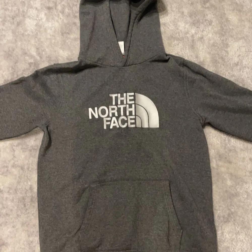 Northface hoodie som är riktigt bekväm och varm. Fint skick på hoodien. Säljer pågrund av att jag inte använder den mer. Storlek XL i youth och junior. Skulle säga att den passar XL eller S. Färg Grå Skriv vid behov av bilder. Pris går att diskutera!. Hoodies.