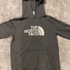 Northface hoodie som är riktigt bekväm och varm. Fint skick på hoodien. Säljer pågrund av att jag inte använder den mer. Storlek XL i youth och junior. Skulle säga att den passar XL eller S. Färg Grå Skriv vid behov av bilder. Pris går att diskutera!
