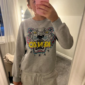 Kenzo tröja  - Grå tröja från kenzo, i väldigt fint skick och varsamt använd! 💕