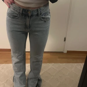 Midwaist jeans!  - Super snygga midwaist jeans från Hm. Knappt använda med en slits längst ner! Perfekt färg nu till våren🙏🏼🩷