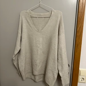 Stickad tröja  - En gammal stickad tröja från H&M. Den är i storlek XS eller S. 
