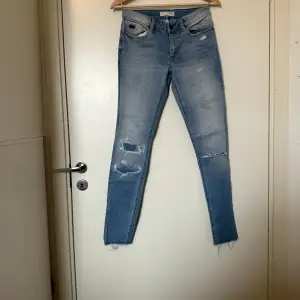 Säljer ett par otroligt vackra Odd Molly jeans i storlek W27 motsvarar ungefär en storlek S. Mycket fint skick, jag hittar inga anmärkningar eller inga defekter. 