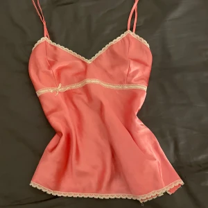 Rosa linne - Säljer mitt rosa linne för att den var för stor på mig, jätte söt och passar bra till sommaren💕