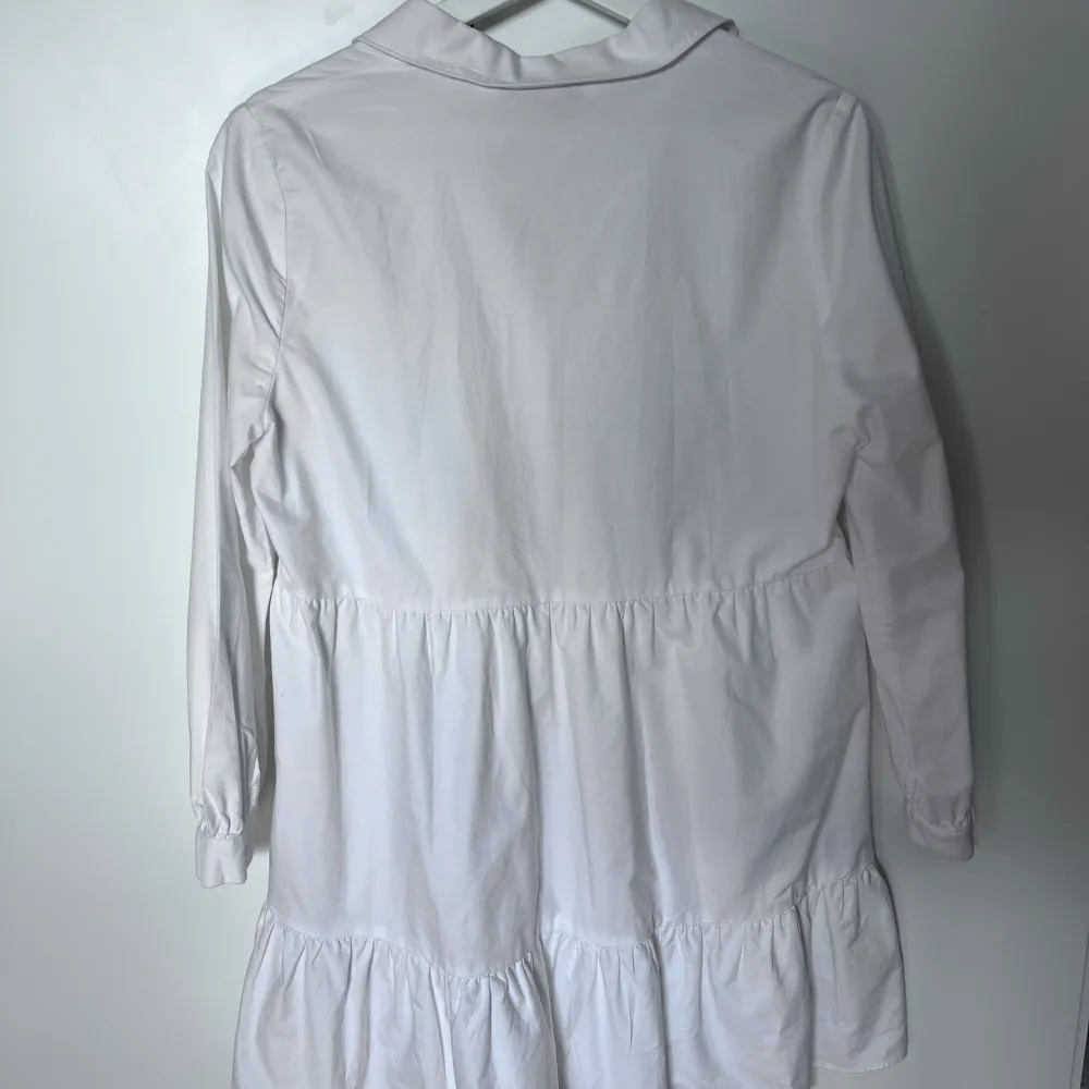 Säljer denna super fina skjortklänning från zara i storlek M. Perfekt nu till sommaren🥰 Skriv vid intresse 🥰. Klänningar.
