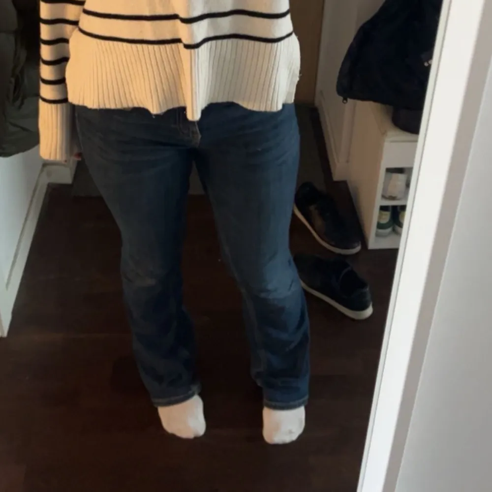 Super fina mörkblå low/midrized jeans från zara!. Jeans & Byxor.