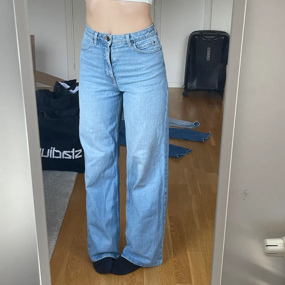  Hej, säljer dessa oversized jeans från lee. Jättefina och inga defekter. Pris går att diskutera. Hör av er vid eventuella frågor 🤗. Jeans & Byxor.