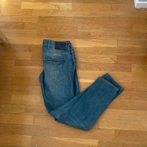 Här har ni ett par tvär feta Armani jeans i slim fit. Är 175 och doma passar perfekt.