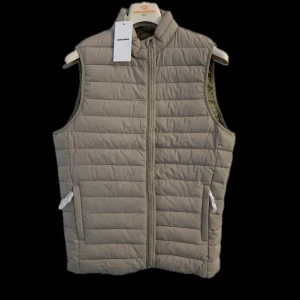 Jack and Jones väst - Säljer nu denna Jack and Jones väst i helt nytt skick med tagg, den är i storlek S. Har du några frågor är det bara att höra av sig!