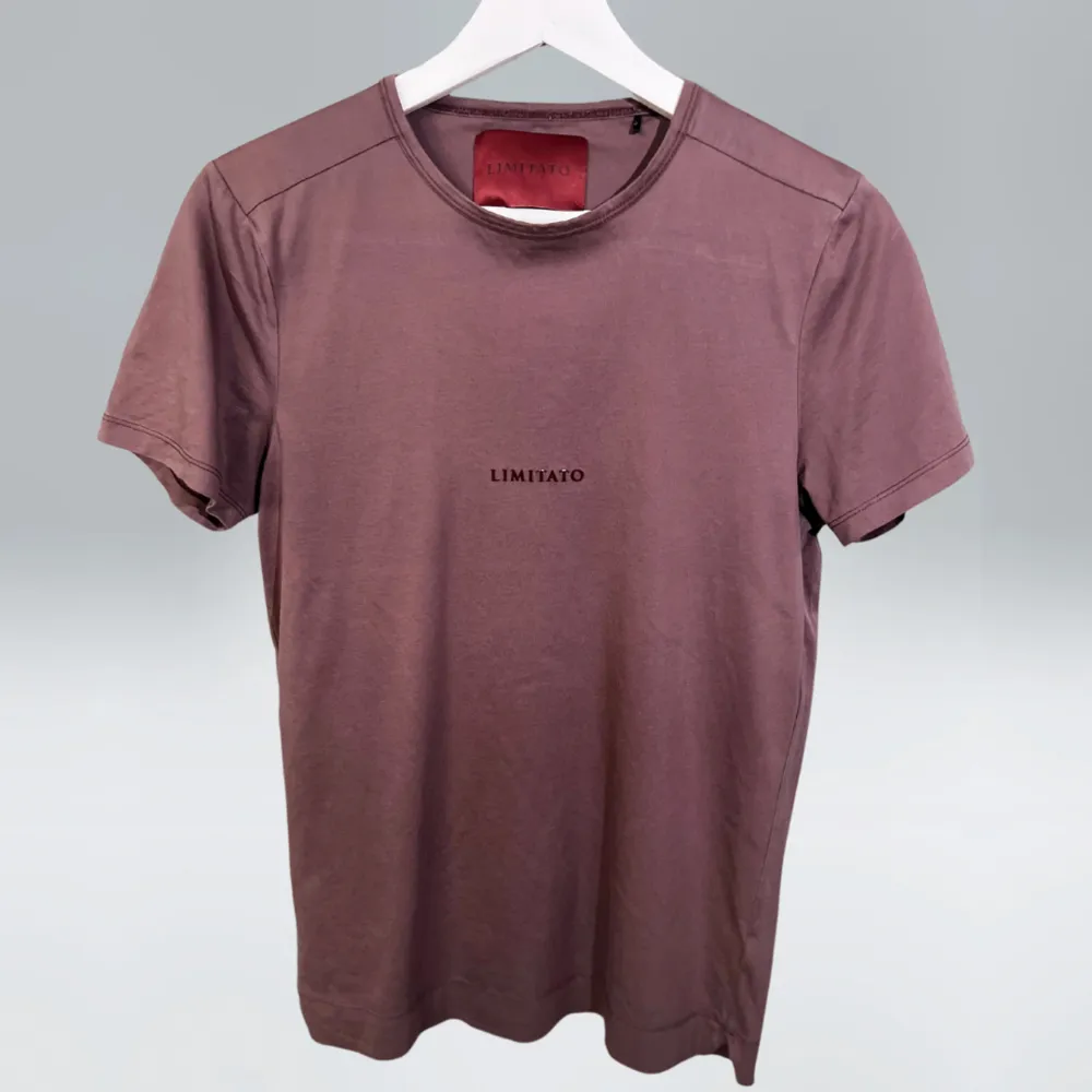 Vi säljer denna limitato t-shirt som är i fint skick. Färgen är vin röd och det finns inga fläckar eller hål.  Skick 9/10 Tveka inte att höra av er vid minsta fundering!. T-shirts.