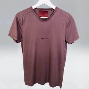 Vi säljer denna limitato t-shirt som är i fint skick. Färgen är vin röd och det finns inga fläckar eller hål.  Skick 9/10 Tveka inte att höra av er vid minsta fundering!