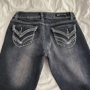 Jeans - Säljer dessa ascoola vintage jeansen från Red Rivet som är lågmidjade! Säljer då de inte kommer till användning🩵Midja-76, innerben-80😍