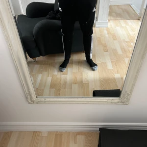 Adidasbyxor - Skick 9/10 fina Adidasbyxor. Helt oanvända men lappen borta därför inte 10/10 skick. Aldrig använda. Storlek M