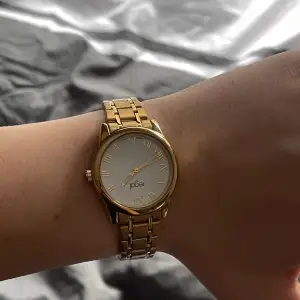 säljer denna klockan i jättefint skick (använt 1 gång) pågrund av att jag bytte från guld till silver