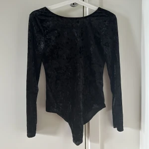 Sammet body - Långärmad body i sammet, öppen rygg / rygglös / djup rygg  Långärmad svart sammet tröja