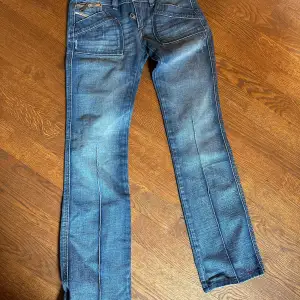 Super snygga lågmidjade disel jeans som tyvärr är för små😕 De är straight leg, Nypris 1200!! Aldrig använda, skriv för mer bilder eller frågor❤️