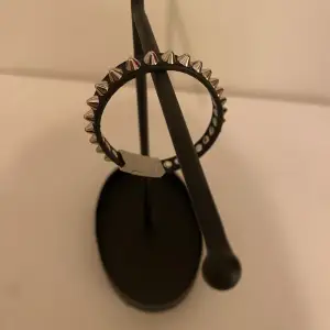 ”Peak bracelet leather black steel” i silver från Edblad stolek S (16cm) innermått, endast provat och original förpackning finns kvar  Nypris 499kr 
