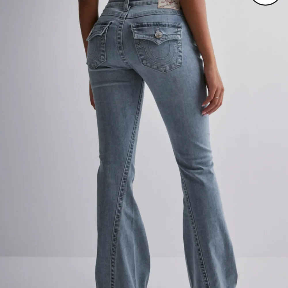 Säljer mina jättefina True religion boot cut jeans. Jättefint skick, köpta i vintras på Best Of Brands för 1200kr💓 bara o skriva för frågor eller bilder🫶. Jeans & Byxor.