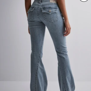 True religion Jeans - Säljer mina jättefina True religion boot cut jeans. Jättefint skick, köpta i vintras på Best Of Brands för 1200kr💓 bara o skriva för frågor eller bilder🫶